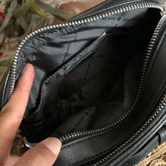 New MK Crossbody 🖤double zipper Peyton - Picture 6 of 8